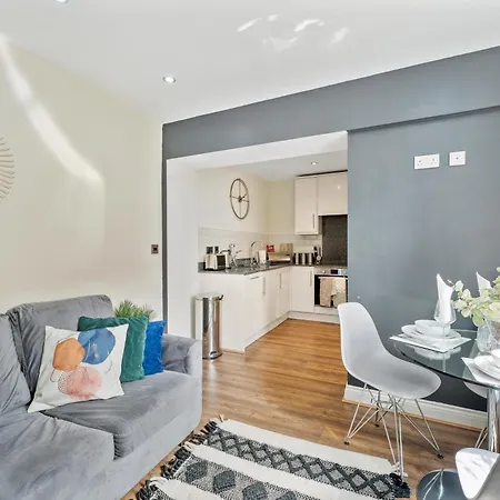 Boutique - Parking - Sleeps 4 Apartment *