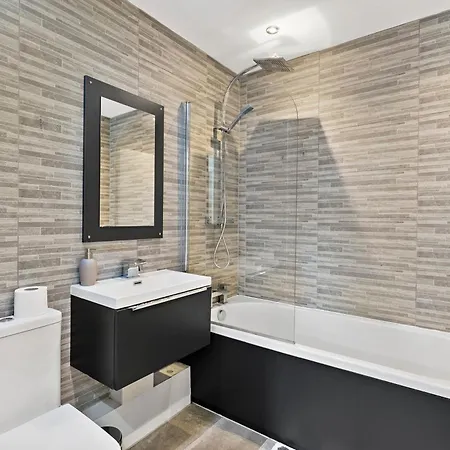 Boutique - Parking - Sleeps 4 Apartment *